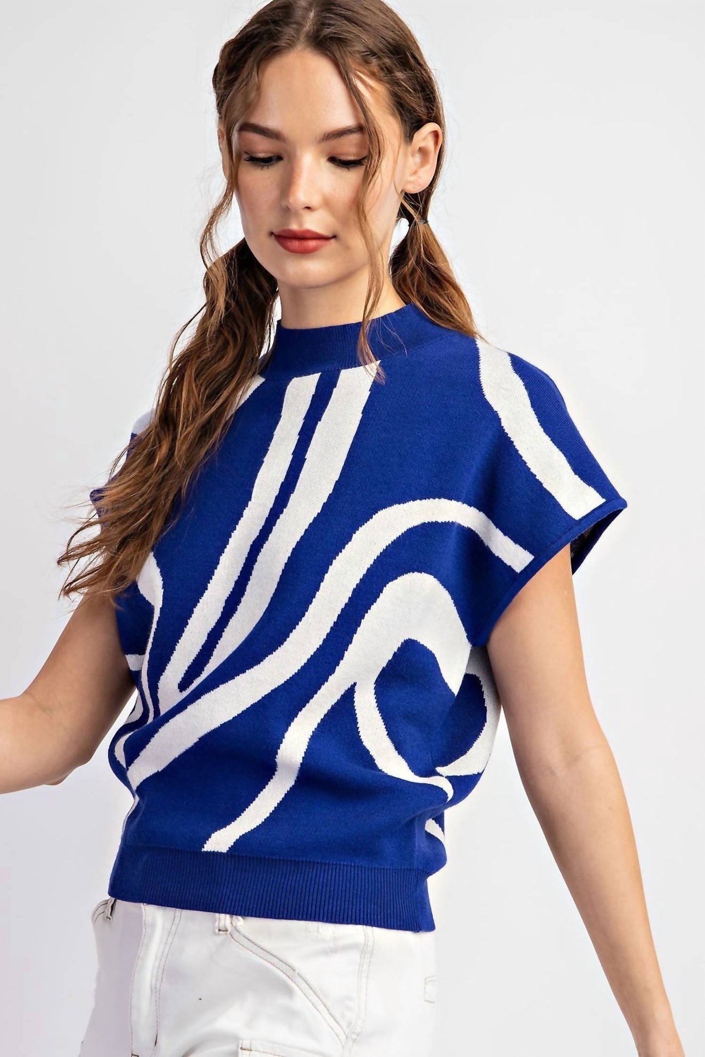 Ee:Some - Curvy Simplistic Swirl Mock Neck Top