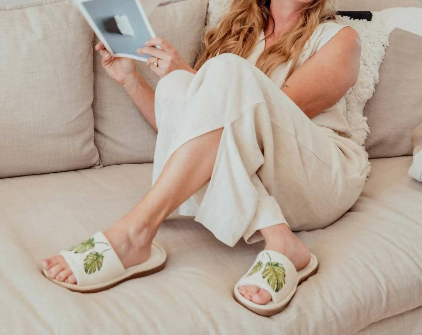 Isotoner - Women's Microterry Staycation Slide With Enhanced Heel Cushion