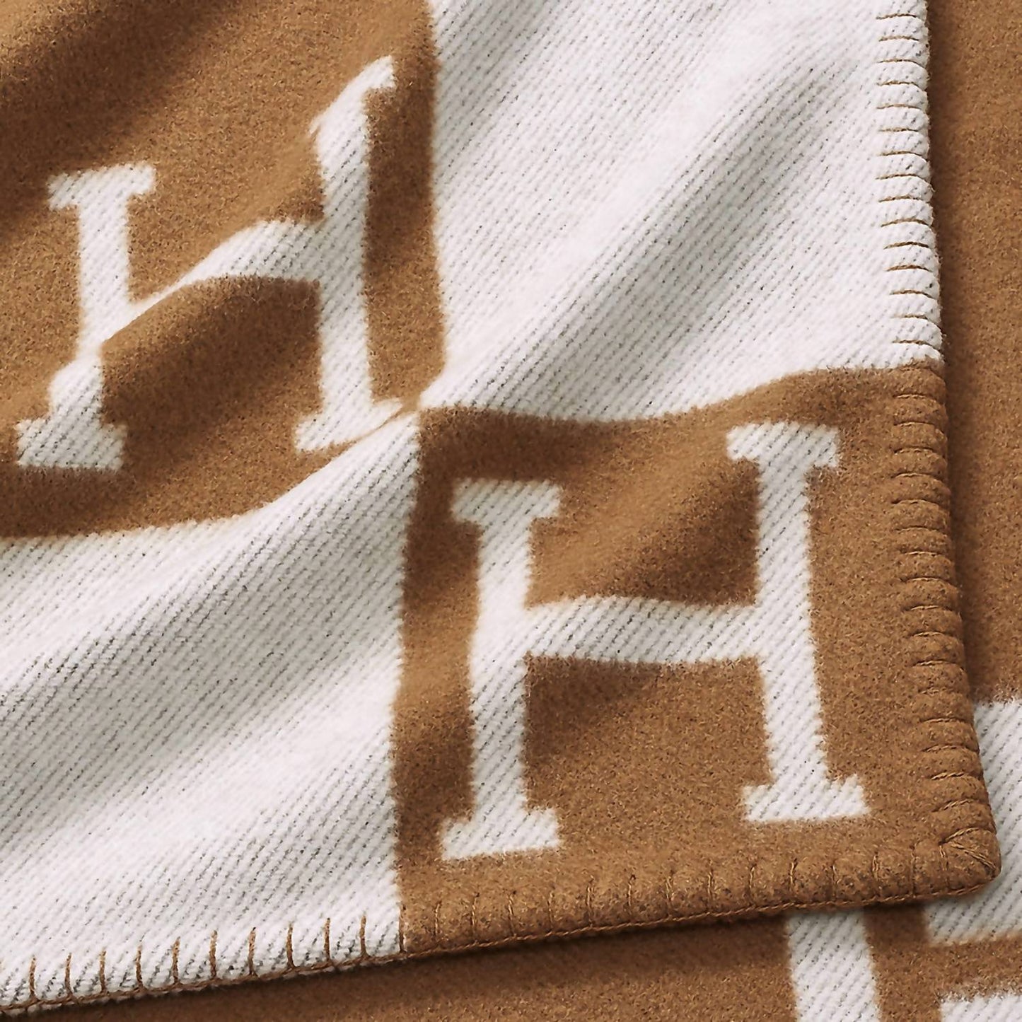 Comfy Luxe - Women's "h" Blanket