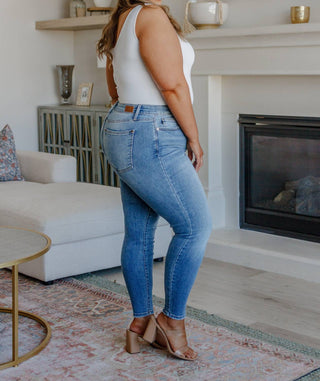 Judy Blue - Mid Rise Vintage Skinny Jeans